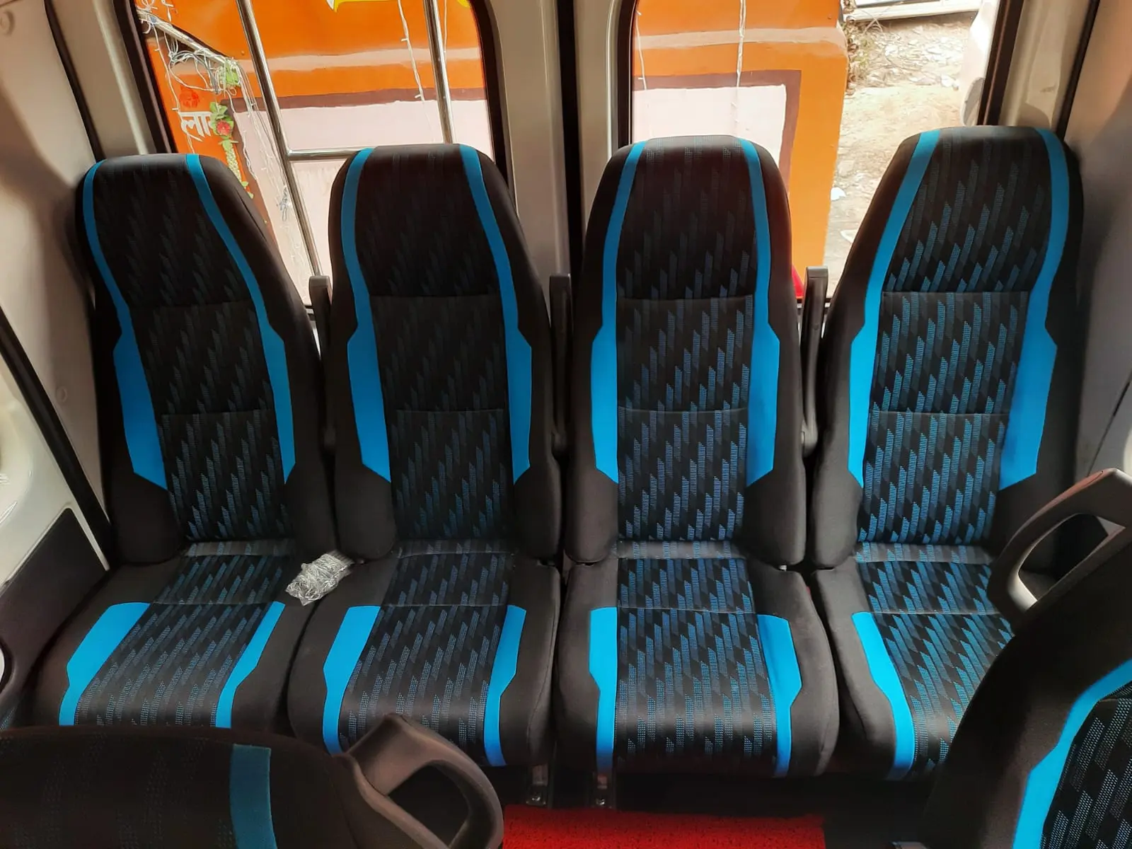 alt=&#34;Cab booking and taxi service in Delhi NCR by Delhi Chauffeurs, offering Urbania, Maharaja Urbania and Maharaja Tempo Traveller services. Also available Innova, Ertiga, Hycross and Dzire cars for Manali tour, Shimla tour, Himachal road trips and local taxi tour and travel services.&#34;