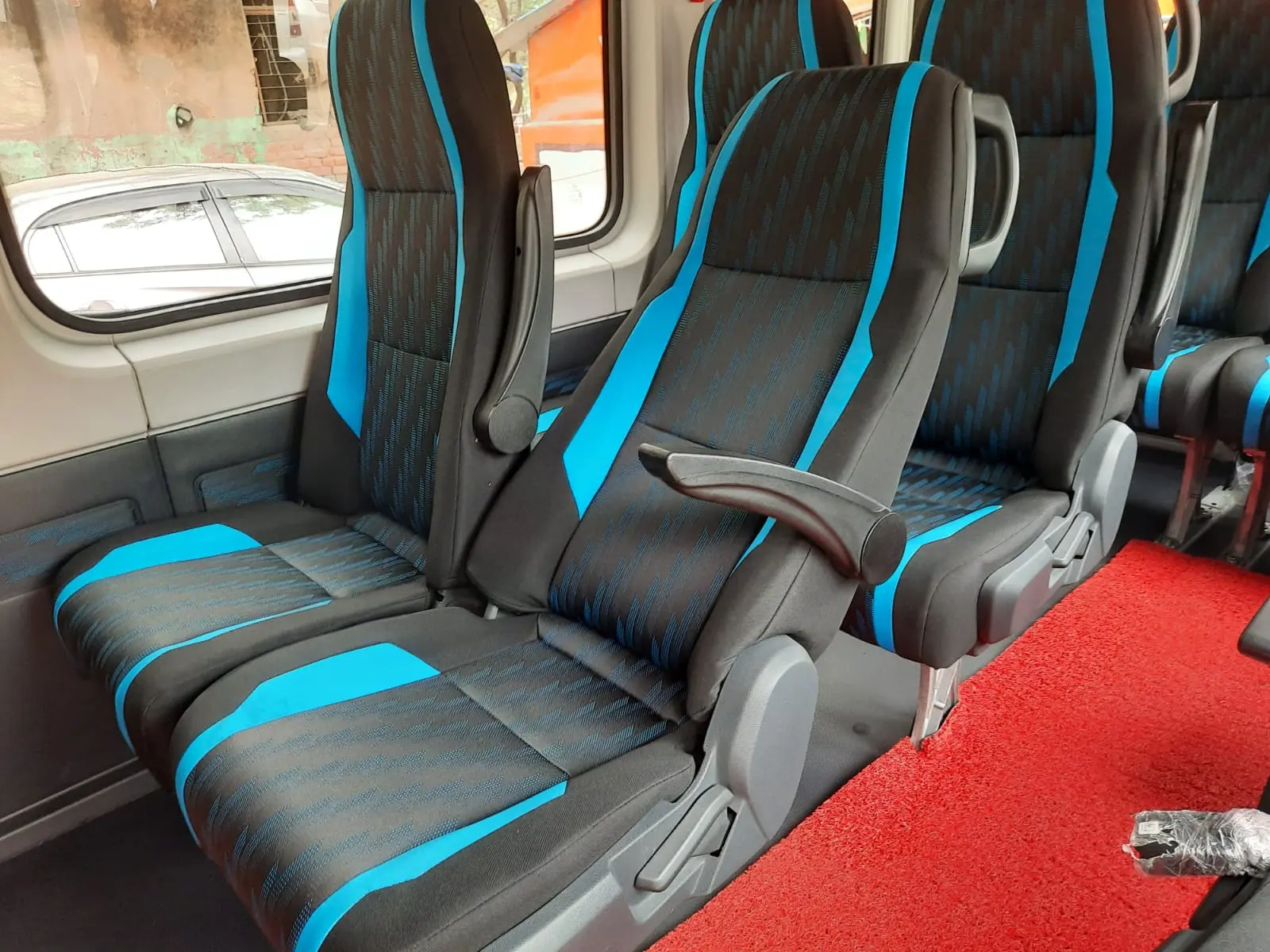 alt=&#34;Cab booking and taxi service in Delhi NCR by Delhi Chauffeurs, offering Urbania, Maharaja Urbania and Maharaja Tempo Traveller services. Also available Innova, Ertiga, Hycross and Dzire cars for Manali tour, Shimla tour, Himachal road trips and local taxi tour and travel services.&#34;