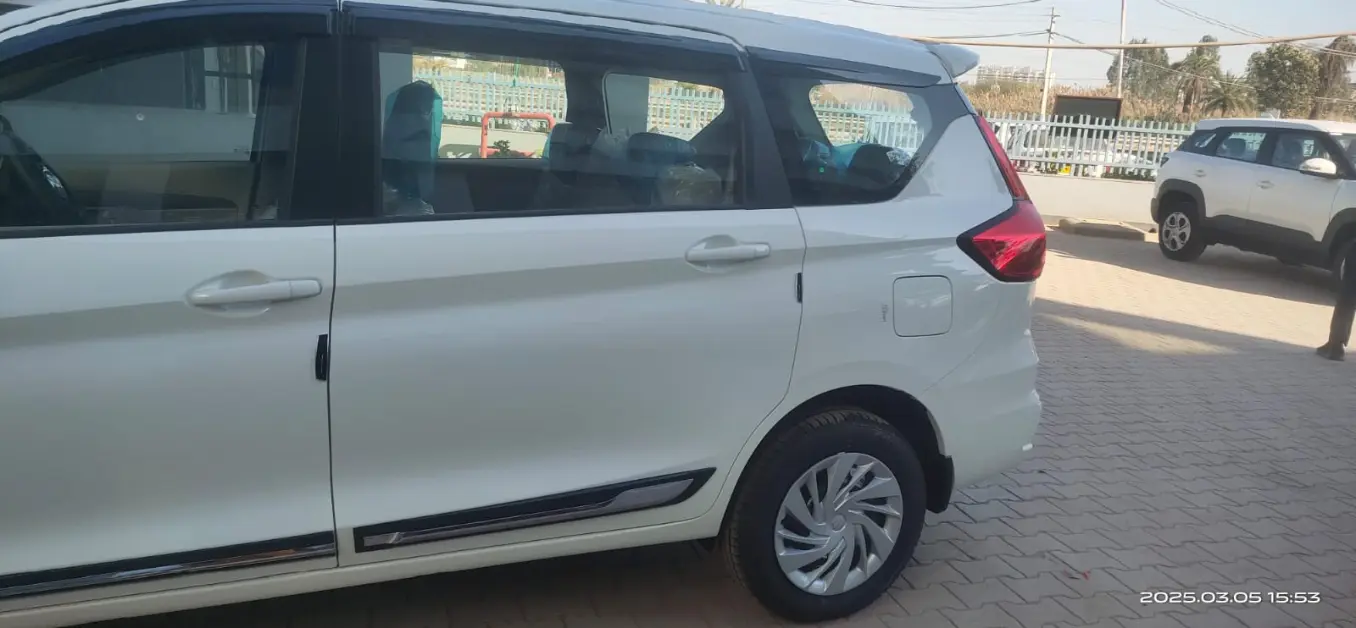 alt=&#34;Cab booking and taxi service in Delhi NCR by Delhi Chauffeurs, offering Urbania, Maharaja Urbania and Maharaja Tempo Traveller services. Also available Innova, Ertiga, Hycross and Dzire cars for Manali tour, Shimla tour, Himachal road trips and local taxi tour and travel services.&#34;